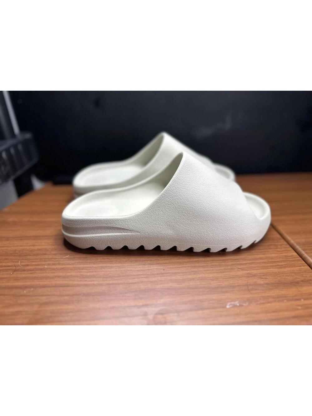 YZY Slide YS-01 “Bone” YEEZY SIZE: 8 Never worn